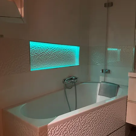 H33 * بودابست